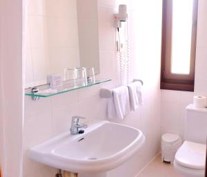A bathroom at Hotel Zarauz Még 37 kép