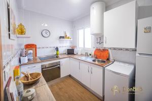 A kitchen or kitchenette at Apartamento en Ronda Ocho Caños con Wifi