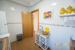 A kitchen or kitchenette at Apartamento en Ronda Ocho Caños con Wifi