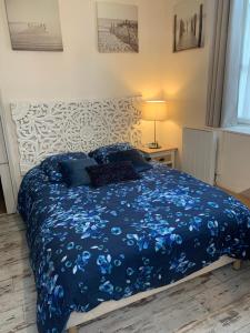 Säng eller sängar i ett rum på Lyon City Home's Bed & Breakfast