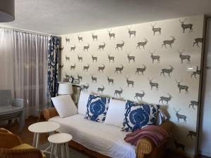 un dormitorio con una pared con ciervo. en Renoviertes Apartment mit Terrasse an der Piste mit kostenlosen WiFi, en Carezza al Lago