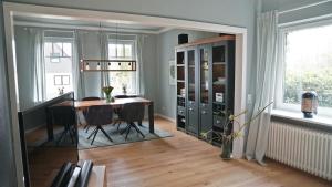 a dining room with a table and a mirror at Maries Haus in Schaalby