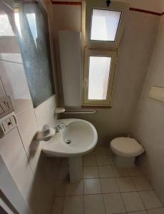Un baño pequeño con lavabo e inodoro. en Appartamenti 36 Spiaggia di Pescoluse, en Marina di Pescoluse