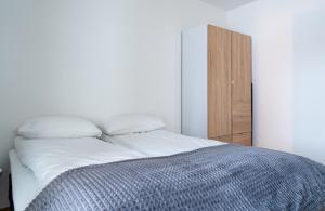 1 dormitorio con 1 cama y armario de madera en King's Park en Tromsø