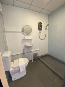 W łazience znajduje się toaleta, umywalka i prysznic. w obiekcie 1108 Carebin Slim River w mieście Slim River