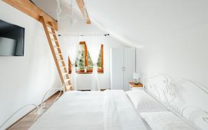 Un pat sau paturi într-o cameră la Casa Cifu Toplita