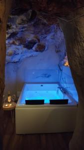 - vasca da bagno in camera con soffitto di Las cuevas del agua a Chinchón