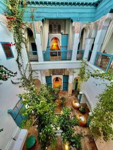 una vista aérea de un edificio con patio en Riad Assala, en Marrakech