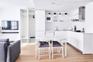 - une cuisine blanche avec une table et des chaises blanches dans l'établissement RIBALTA SENSACIONES, Castellón de la Plana
