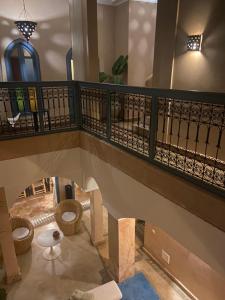klatka schodowa z poręczą oraz stołem i krzesłami w obiekcie Riad Assala w Marakeszu