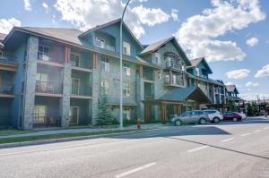 un gran edificio al costado de una calle en Silver Creek Lodge, en Canmore