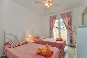 Una cama o camas en una habitación de Sunshine Villa