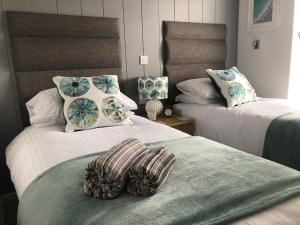 Katil atau katil-katil dalam bilik di Padstow Lodge - Padstow Holiday Village