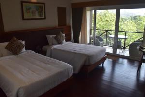 Katil atau katil-katil dalam bilik di Jeevess Retreat Wayanad