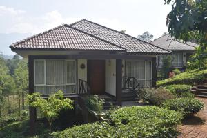 Casa pequeña con techo de baldosa en Jeevess Ayurveda Resort, en Wayanad