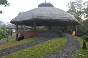 Taman di luar Jeevess Retreat Wayanad