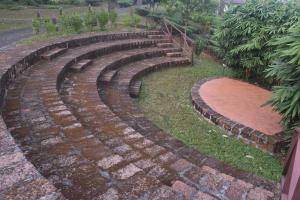 Taman di luar Jeevess Retreat Wayanad