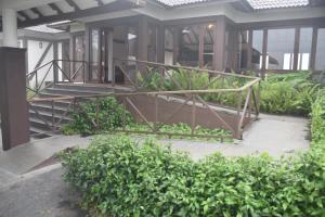 Taman di luar Jeevess Retreat Wayanad