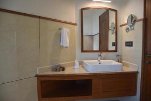 Bilik mandi di Jeevess Retreat Wayanad