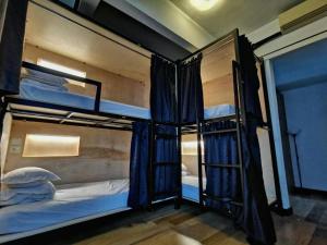 ein paar Etagenbetten in einem Zimmer in der Unterkunft Penthouse on 34 - The Highest Unit and Best Views in Regalia & Private Rooftop Terrace in Kuala Lumpur