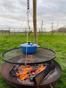 einen Topf auf dem Grill mit einem Topf drauf in der Unterkunft De Betze - Country Life in Geetbets