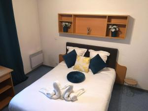 - une chambre avec un lit et 2 serviettes dans l'établissement Residence Neoresid St Sever, à Rouen