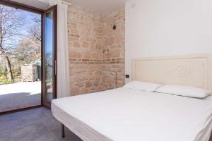 a bedroom with a white bed and a window at A04 - Massignano, bilocale immerso nel verde 2 in Ancona