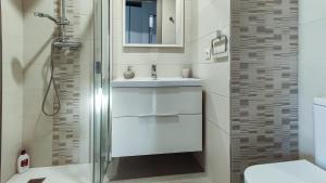 Koupelna v ubytování VivaBien Playa I - Apartamentos junto al mar + 26 fotografií