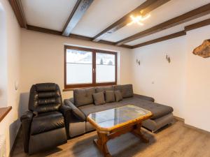 sala de estar con sofá y silla en Cosy holiday home in a charming area en Muhr