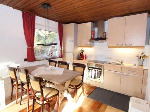 Kuchyňa alebo kuchynka v ubytovaní Charming Chalet in Niedernsill near Ski Area