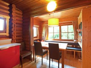 Salvenberg的住宿－Chalet in W rgl near SkiWelt Wilder Kaiser，木制用餐室配有桌椅