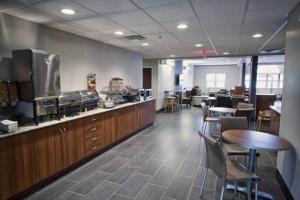 una oficina con una cafetería con mesas y sillas en Microtel Inn & Suites Sault Ste. Marie, en Sault Ste. Marie