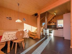 ホーエンタウアーンにあるChalet in Hohentauern in the ski areaのキッチン、ダイニングルーム(テーブル、椅子付)