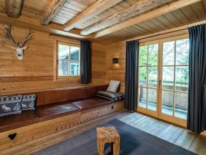 カプルーンにあるIdyllic Chalet in Kaprun near Ski Areaのログキャビン内のベンチ付きの部屋