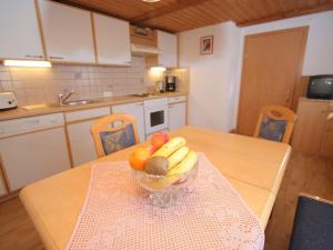 ラウリスにあるTranquil Apartment in Rauris near Rauriser Hochalmbahnenのキッチンのテーブルに置いた果物