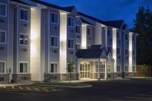 um grande edifício branco com muitas janelas em Microtel Inn & Suites Sault Ste. Marie em Sault Ste. Marie