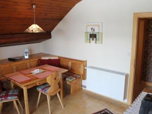 una sala da pranzo con tavolo e sedie in legno di Holiday apartment in Nassfeld Carinthia with sauna a Sonnenalpe Nassfeld