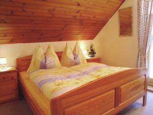ゾンネンアルペ・ナスフェルトにあるHoliday apartment in Nassfeld Carinthia with saunaの木製の天井のベッドルーム1室(大型ベッド1台付)