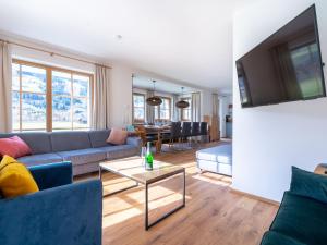 Televízia a/alebo spoločenská miestnosť v ubytovaní Chalet in Bad Hofgastein near Ski Slopes
