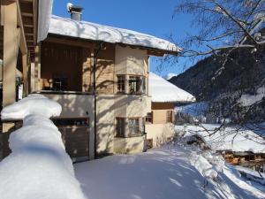 Lovely Chalet with Sauna Ski Storage Heating Carport om vinteren