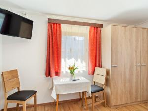 Televízia a/alebo spoločenská miestnosť v ubytovaní Apartment in Ötz near Hochoetz Ski Area