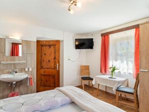 Televízia a/alebo spoločenská miestnosť v ubytovaní Apartment in Ötz near Hochoetz Ski Area