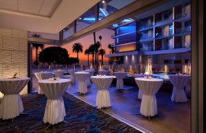 洛杉磯的住宿－聖塔莫尼卡海濱酒店，大楼内带桌椅的宴会厅