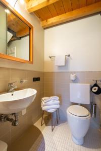 uma casa de banho com um WC branco e um lavatório. em Ca' Fontanea em Veneza