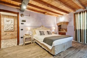 a bedroom with a large bed in a room with wooden ceilings at V nice rooms in Venice +29 photos
