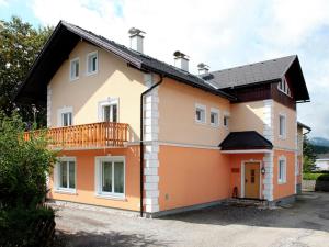 バート・ミッテルンドルフにあるFlat Alpenroos in Bad Mitterndorf with sunny balconyのバルコニー付きの家