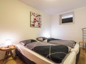1 dormitorio con 2 camas y ventana en Luxurious holiday home with terrace in Tyrol, en Brixen im Thale