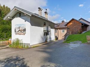 ein Haus mit einem Gemälde auf der Seite in der Unterkunft House in H ttau near Salzburg Airport in Hüttau