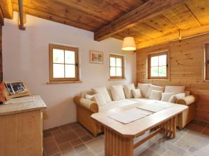 ein Wohnzimmer mit einem Sofa und einem Tisch in der Unterkunft Chalet on the ski slope in St Johann in Tyrol in Apfeldorf