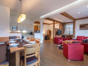 comedor y sala de estar con mesa y sillas en Luxurious Apartment in F rth with Pool en Piesendorf